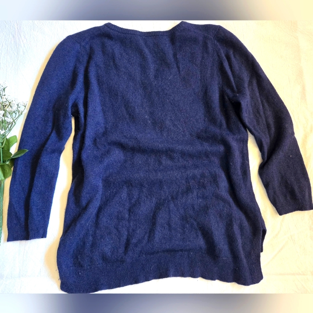Neiman Marcus Womens Deep Blue V-Neck 100% Cashmere Sweater Size Medium - Picture 4 of 11